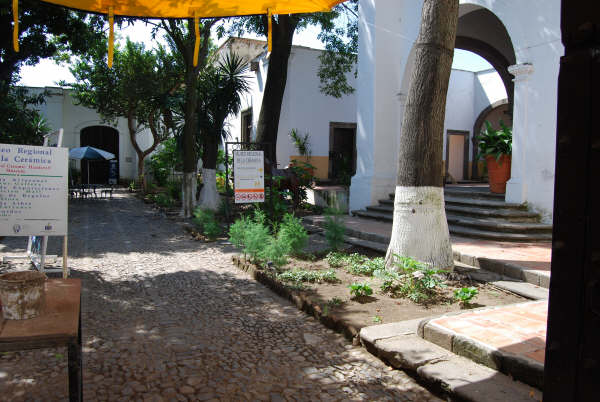 Museo Regional de la Cermica - Fundado en 1954 en una hermosa residencia del siglo XVII y XVIII que perteneci al rico y famoso hacendado Francisco Velarde, apodado el 